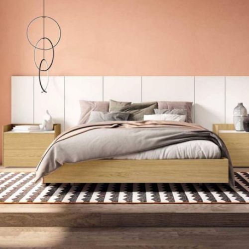 Dormitorio con cama y mesillas de madera y y revestimento de madera tras ellos