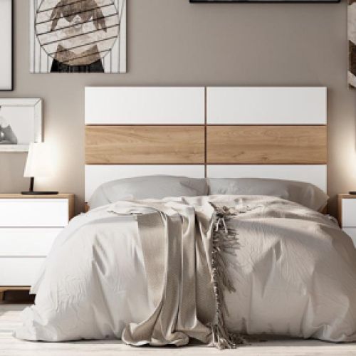 Dormitorio con cabecera y mesillas a juego en color blanco con detalles en madera