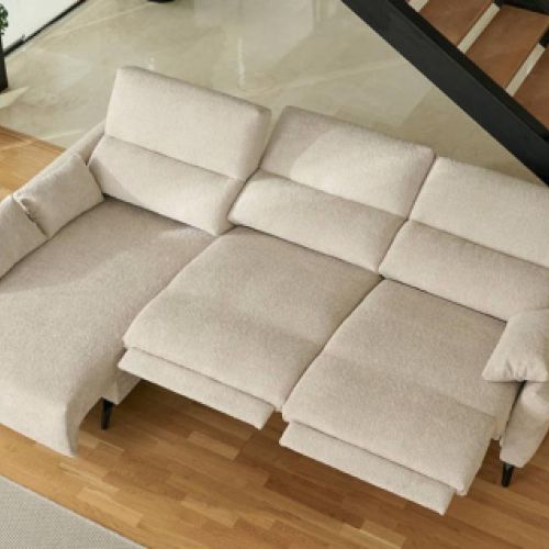 Vista aérea de sofá con cheslong en color blanco con respaldos reclinados