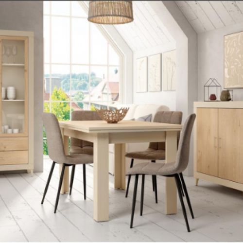 Primer plano de mesa y sillas de comedor