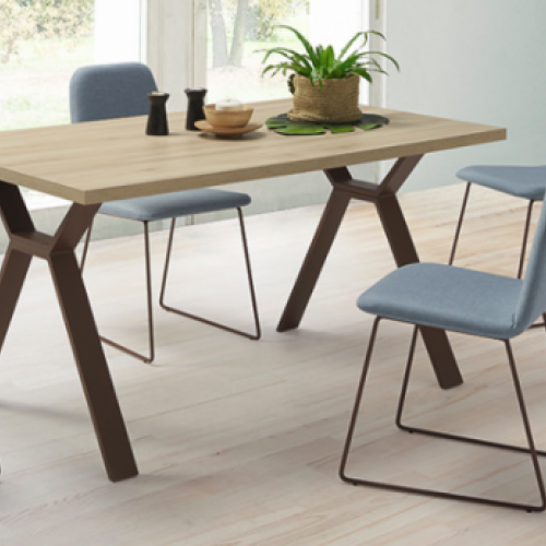 Mesa de cocina en color madera con sillas azules