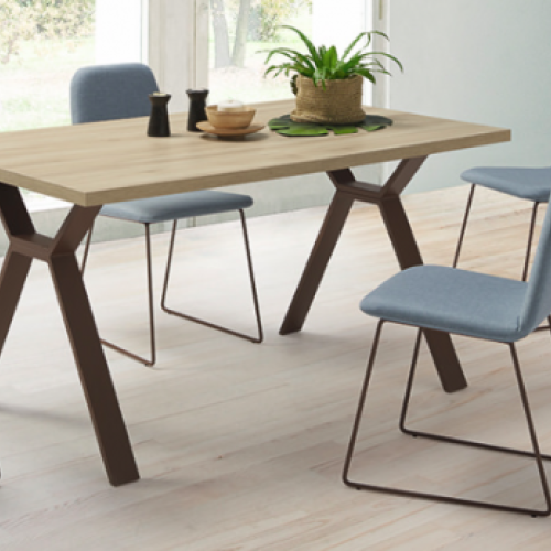 Mesa de cocina en color madera con sillas azules