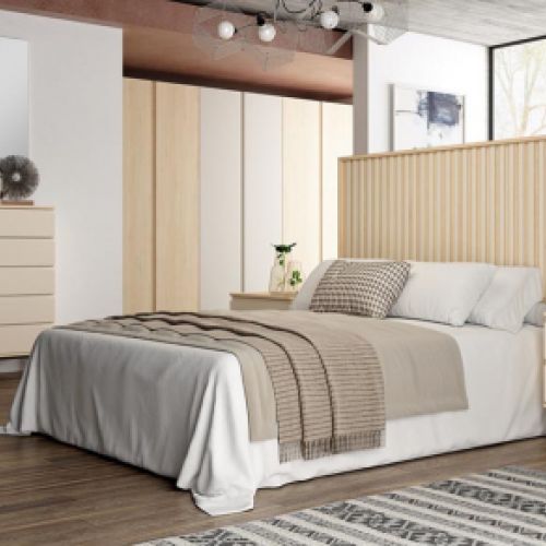 Ejemplo de dormitorio con cama grande con gran cabecero y mesillas y sinfonier a juego