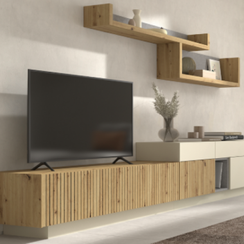 Mueble de salón en combinación de color madera y blanco con estanterías superiores