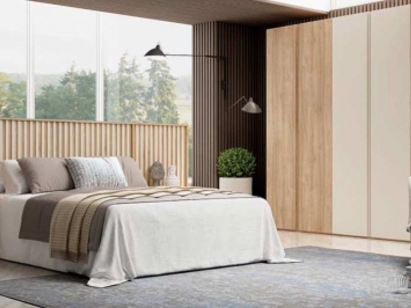 Cama matrimonio con armario de fondo en colores claros