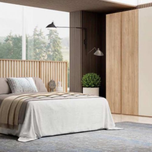 Cama matrimonio con armario de fondo en colores claros