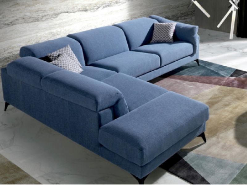Sofá esquinero en color azul con cheslong
